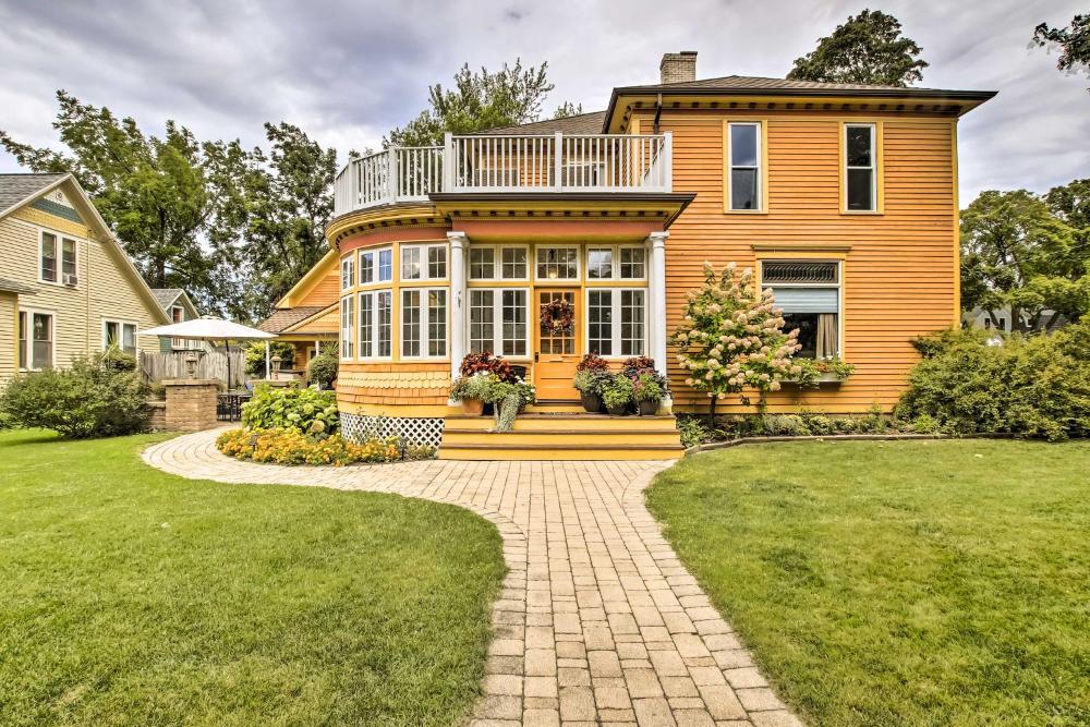 Dog-Friendly Home with Balcony and Yard in Surgeon Bay